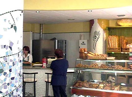 imagen 'Construcción de local comercial (panadería - cafetería). Diversos mosaicos de "trencadís"'